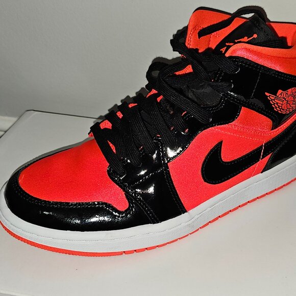 Nike Women's 7.5 JORDAN 1 Bright Crimson - Picture 4 of 5